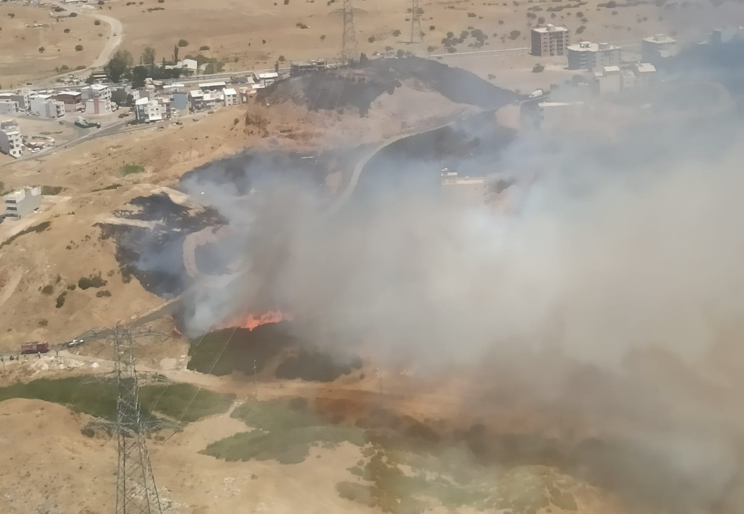 Aliağa'da otluk alandaki yangında 13 kişi dumandan etkilendi