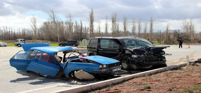 Kütahya’da Otomobil İle Minibüs Çarpıştı: 2 Ölü, 2 Yaralı