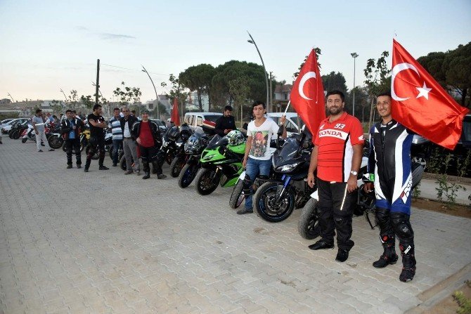 Aliağa’da Motosikletçiler ’Zafer Bayramı’ İçin Gaza Bastı