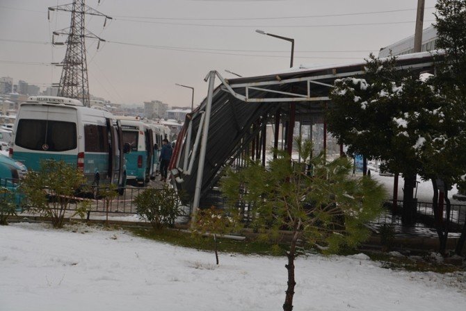 İzmir’de Durağın Çatısı Minibüslerin Üzerine Çöktü
