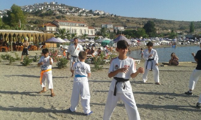 Karateciler Denizde Antrenman Yaptı