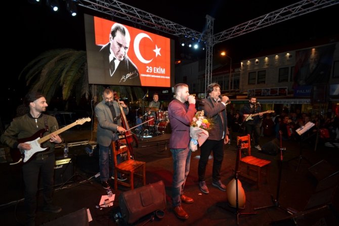 Cumhuriyet Sevgisi Foça’da Yürekleri Isıttı