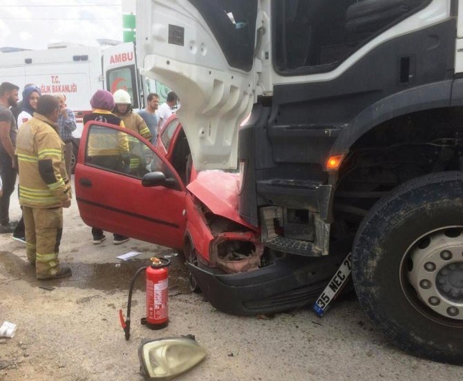 Aliağa'da Kamyonla Çarpışan Otomobilin Sürücüsü Öldü
