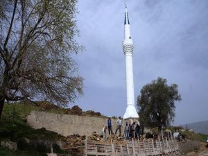 Deprem Her Şeyi Yıktı Bir Tek Minare Ayakta Kaldı