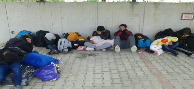 İzmir’de 64 Kaçak Göçmen Yakalandı
