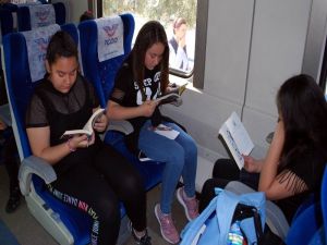 Trenle Yolculuk Yapıp, Kitap Okudular