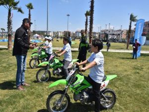 Aliağa’da Çocukların Motosiklet Heyecanı