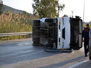 Servis Minibüsü İle Otomobil Çarpıştı: 25 Yaralı