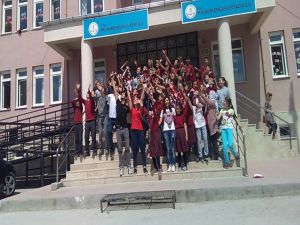 Uşak Üniversitesi Öğrencileri Köyde Bahar Şenliği Düzenledi