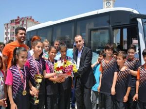 Selendili Öğrenciler Badminton’da Türkiye Şampiyonu Oldu