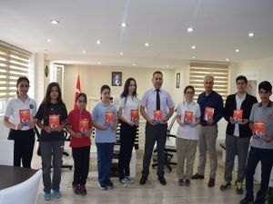 Öğrencilerden ’Uyanan Türkiye’m-15 Temmuz Destan’ Kitabı