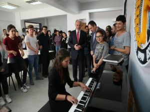 Kütahya Belediyesi’nden Ahmet Yakupoğlu Güzel Sanatlar Lisesi’ne Piyano