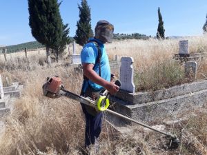 Salihli’deki Mezarlar Bayrama Hazırlanıyor