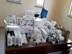 Manisa’da Durdurulan Araçtan Kaçak Cep Telefonu Parçaları Çıktı