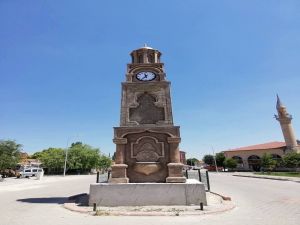 Aslanapa’da Saat Kulesi İnşaatı Tamamlandı