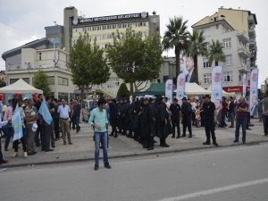 Polis Ak Parti Ve İyi Parti Stantlarını Demir Bariyer İle Ayırdı