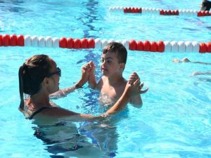 Bayraklı’da Engelli Çocuklara Yüzme Kursları İlgi Görüyor