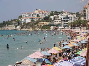 Sıcaktan Bunalanlar Plajlara, Su Parklarına Ve Milli Parka Koştu
