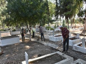 İncirliova’daki Mezarlıklar Bayrama Hazır