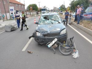 Uşak’ta Otomobil Bisiklete Çarptı: 3 Yaralı