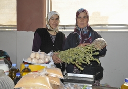 Aliağa'nın köylü pazarı'na ilgi yoğun 