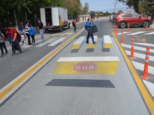 Okul Önünde Sürücüleri İster İstemez Yavaşlatan Yaya Geçidi