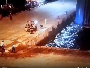 Hareket Eden Forkliftin Denizde Teknikerin Üzerine Düştüğü Anlar Kamerada