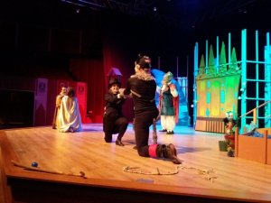 Bodrum Şehir Tiyatrosu’nun İlk Çocuk Oyunu Çizmeli Kedi Sahnede