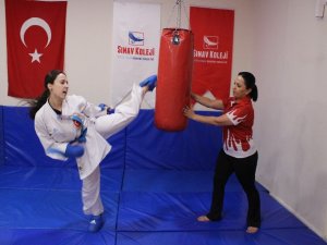 Hem Annesi Hem Antrenörü: ’Karateci Anne-kız’