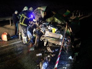 Kütahya’da Otomobil Kamyona Çarptı: 1 Ölü, 2 Yaralı