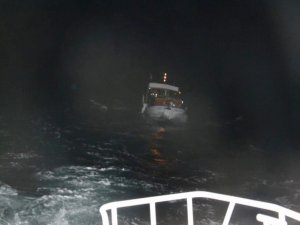 Kuşadası Körfezi’nde Sürüklenen Teknedeki 2 Kişi Kurtarıldı