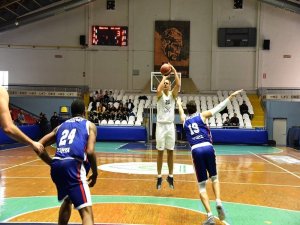 Manisa Bbsk’li Dev Adamlar Selçuklu Basketbol’u 79-63 Yendi