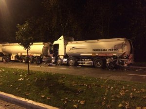 İzmir’de Tankerler Çarpıştı, 4 Ton Mazot Yola Döküldü
