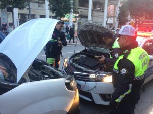 Aküsü Biten Sürücünün Yardımına Polis Yetişti