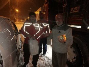 Türk Kızılayı Yolda Kalan Tır Şoförlerine Kumanya Dağıttı