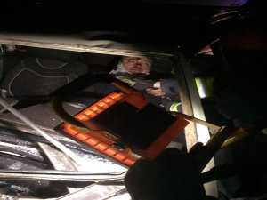 Tıra Çarpıp Araçta Sıkışan Yaralı Sürücüyü İtfaiye Kurtardı