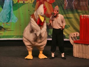 "Keloğlan Ve Sihirli Tavuk" Tiyatro Oyununu Binlerce Çocuk İzledi