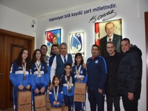 Başkan Çerçi Şampiyonları Ağırladı