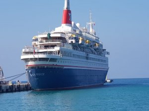 Türkiye’ye Gelen Yılın İlk Turist Gemisi Kuşadası Limanı’na Yanaştı