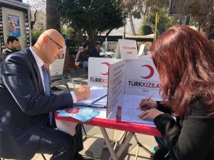 Akhisar Gençlik Merkezinden Türk Kızılayına Destek