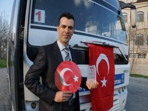 Trafikte Aracını Durduran Şoför Türk Bayrağını Yerde Bırakmadı