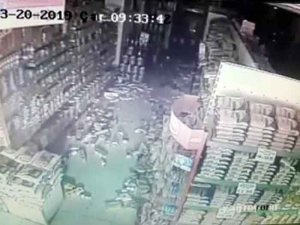 Deprem Anı Marketin Güvenlik Kameralarına Yansıdı