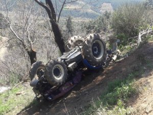 Traktörün Altında Kalan Çiftçi Hayatını Kaybetti