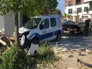 Servis Minibüsü Polis Aracına Çarptı: 1 Ölü, 2’si Polis 3 Yaralı