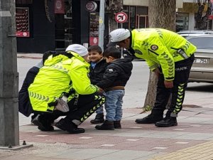 Çocukların Polis Sevgisi Görenleri Duygulandırdı