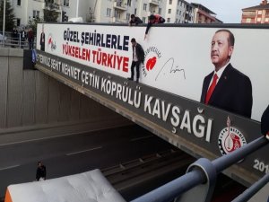 Uşak’ta Bunalıma Giren Genç Köprüden Atlamak İstedi