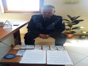 Atm’de Unutulan Parayı Zabıta Memuru Buldu