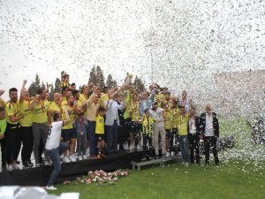 Menemenspor Şampiyonluk Kupasını Coşkuyla Kutladı