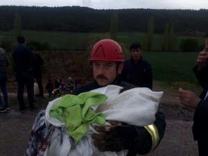 İtfaiye Eri Kurtardığı Bebeği Sakinleştirmek İçin Dakikalarca Uğraştı