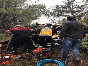 Kontrolden Çıkan Otomobil Ağaçların Arasına Uçtu: 3 Yaralı